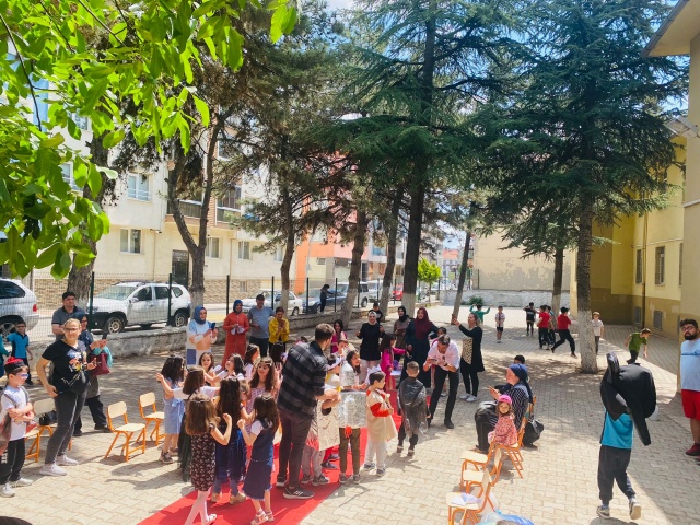  Uşak Üniversitesi'nin genç fikirlerinden Bir Kutu Dönüşüm Bir Kucak Hayat Projesi