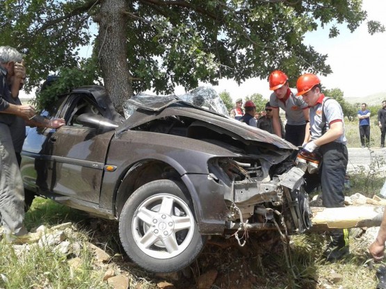 Ağaca Çarpan Otomobilde Sıkışan Sürücüsü Hayatını Kaybetti!