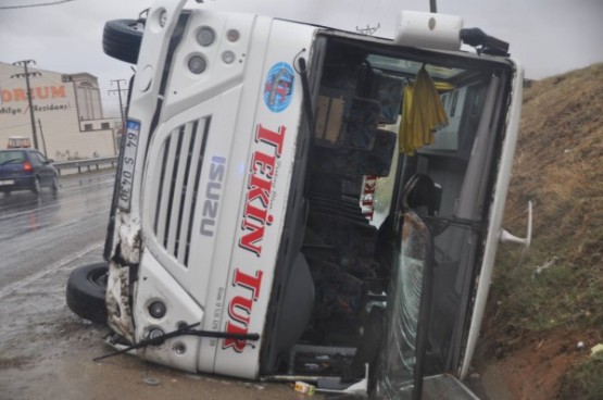 Uşak’ta servis araçları art arda kaza yaptı: 18 yaralı