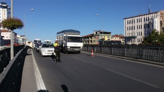 Uşak'ta zincirleme kaza! 4 araç birbirine girdi, 8 yaralı!