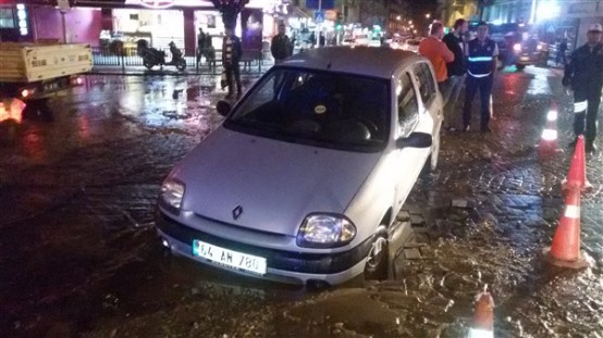 Uşak'ta yolun çökmesi sonucu otomobil çukura gömüldü!