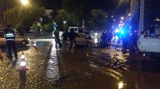 Uşak'ta yolun çökmesi sonucu otomobil çukura gömüldü!