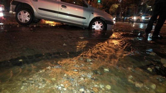 Uşak'ta yolun çökmesi sonucu otomobil çukura gömüldü!