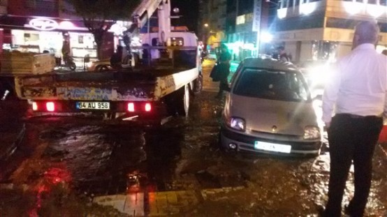 Uşak'ta yolun çökmesi sonucu otomobil çukura gömüldü!