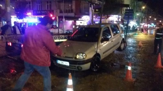 Uşak'ta yolun çökmesi sonucu otomobil çukura gömüldü!