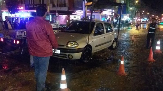 Uşak'ta yolun çökmesi sonucu otomobil çukura gömüldü!