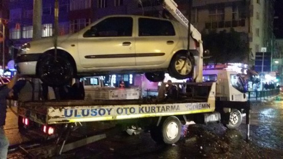 Uşak'ta yolun çökmesi sonucu otomobil çukura gömüldü!