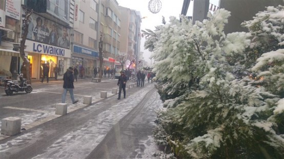 Kar Yağışı, Uşak'ta Renkli Görüntülere Sahne Oldu!