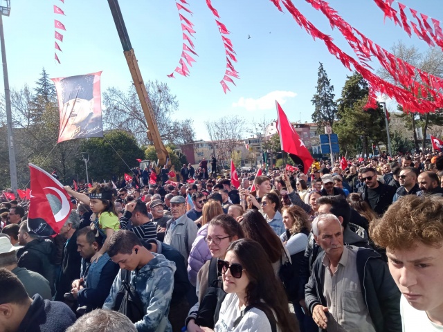 Atatürk'ün hedef gösterdiği çağdaş uygarlık seviyesine erişmek için bize oy verip önümüzü açın