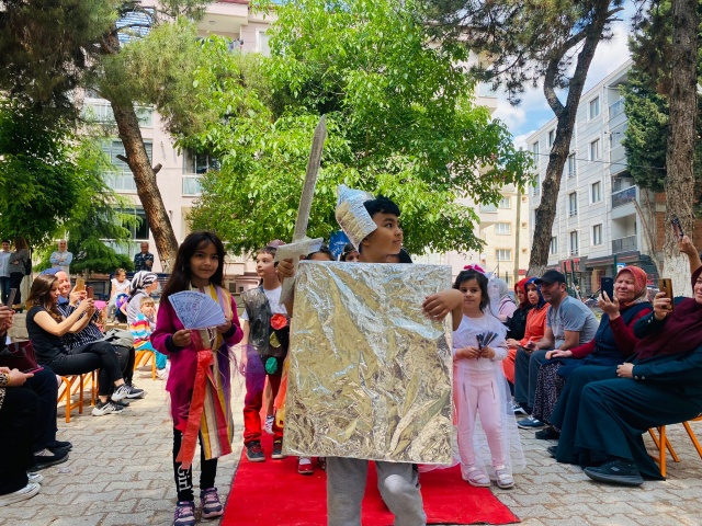  Uşak Üniversitesi'nin genç fikirlerinden Bir Kutu Dönüşüm Bir Kucak Hayat Projesi