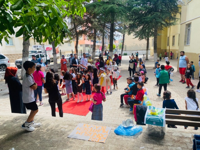  Uşak Üniversitesi'nin genç fikirlerinden Bir Kutu Dönüşüm Bir Kucak Hayat Projesi