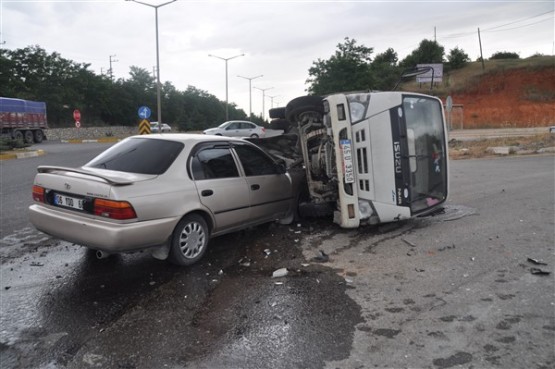 Otomobilin çarptığı süt kamyonu devrildi! 2 yaralı!