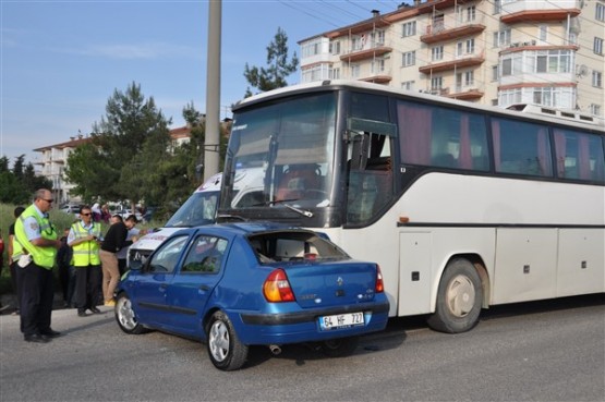 İşçi Servisi Önüne Çıkan Otomobile Çarptı! 1 Ölü