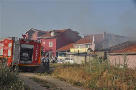 Uşak’ta bir evde çıkan yangın mahalleliyi korkuttu!