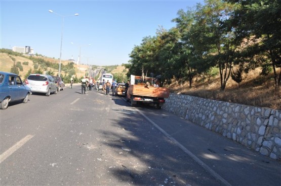 Uşak'ta zincirleme kaza! 15 araç birbirine girdi, 11 yaralı!