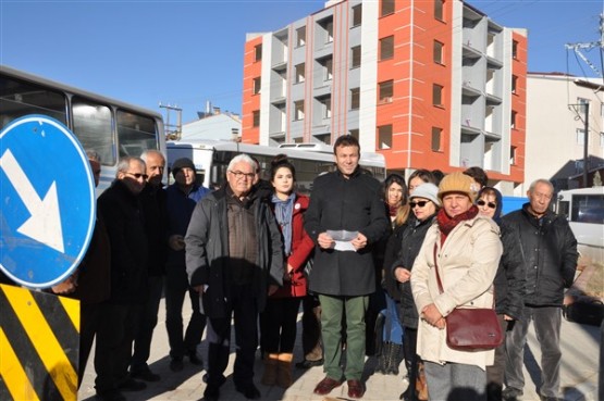 Uşaklı Çevrecilereden sert tepki; bu ağacı kesenlerin de, kesilmesine karar verenlerin de elleri kurusun!