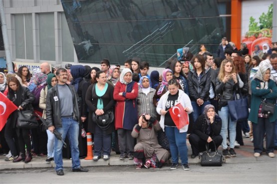 Uşak'ta mahşeri kalabalık şehidini toprağa verirken adeta bağrına bastı!