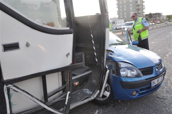 İşçi Servisi Önüne Çıkan Otomobile Çarptı! 1 Ölü