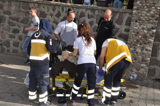 Aniden Dönüş Yapan Otomobil Sürücüsü Önce Ağacı Devirdi Sonra da Takla Attı! 1 Yaralı!