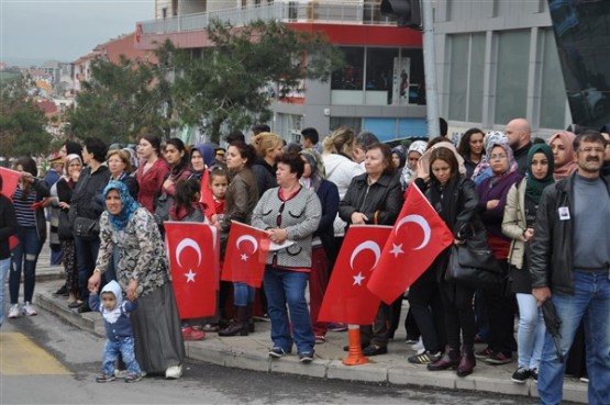 Uşak'ta mahşeri kalabalık şehidini toprağa verirken adeta bağrına bastı!