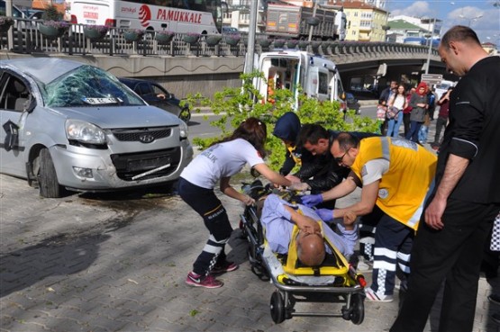 Aniden Dönüş Yapan Otomobil Sürücüsü Önce Ağacı Devirdi Sonra da Takla Attı! 1 Yaralı!