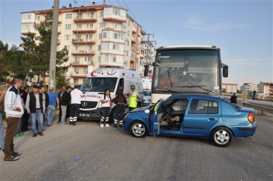 İşçi Servisi Önüne Çıkan Otomobile Çarptı! 1 Ölü