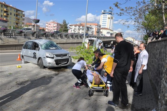 Aniden Dönüş Yapan Otomobil Sürücüsü Önce Ağacı Devirdi Sonra da Takla Attı! 1 Yaralı!