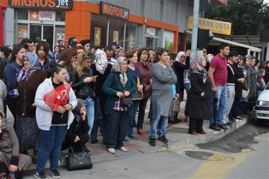 Uşak'ta mahşeri kalabalık şehidini toprağa verirken adeta bağrına bastı!