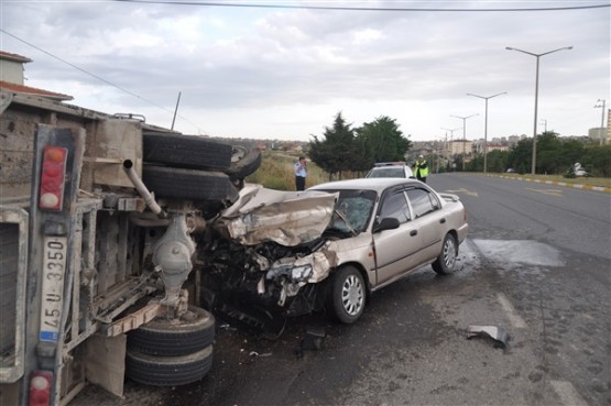 Otomobilin çarptığı süt kamyonu devrildi! 2 yaralı!