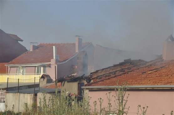 Uşak’ta bir evde çıkan yangın mahalleliyi korkuttu!