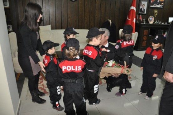 Dev yürekli minikler, Uşak Polisine taziye ziyaretinde bulundu!