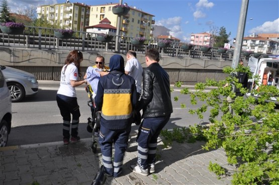 Aniden Dönüş Yapan Otomobil Sürücüsü Önce Ağacı Devirdi Sonra da Takla Attı! 1 Yaralı!