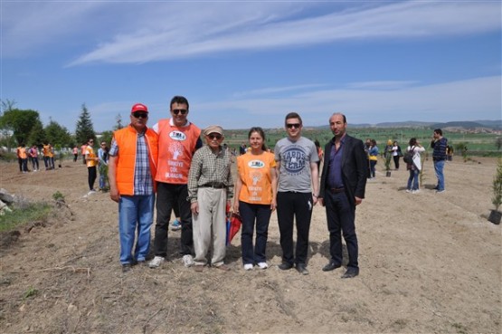 Yeşil Bir Uşak İçin TEMA Gönüllüleri Fidan Dikti!