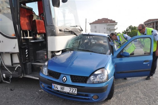 İşçi Servisi Önüne Çıkan Otomobile Çarptı! 1 Ölü