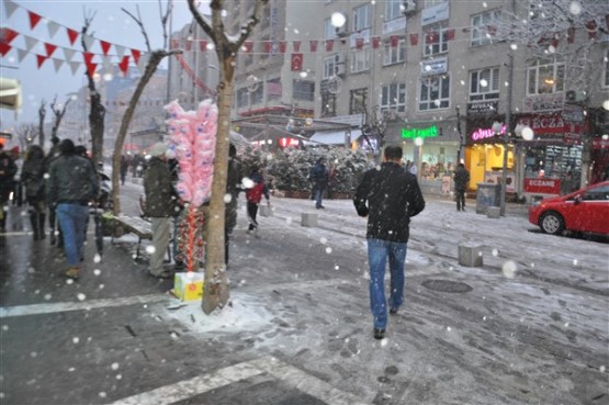 Kar Yağışı, Uşak'ta Renkli Görüntülere Sahne Oldu!