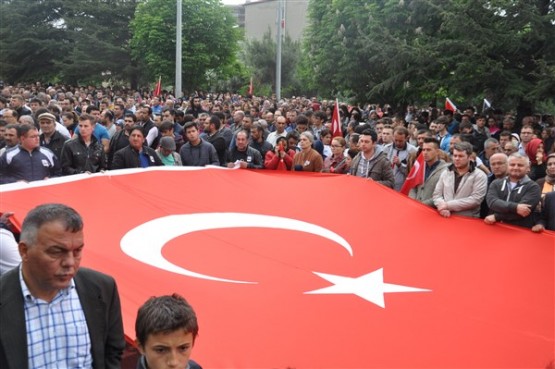 Uşak'ta mahşeri kalabalık şehidini toprağa verirken adeta bağrına bastı!