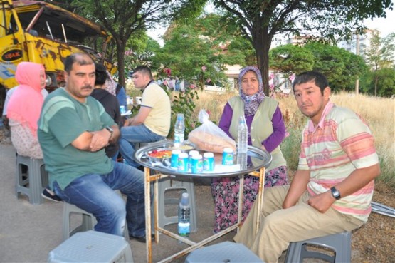 Uşaklı vefakar evlat, iş kazasında hayatını kaybeden annesi için iftar verdi!