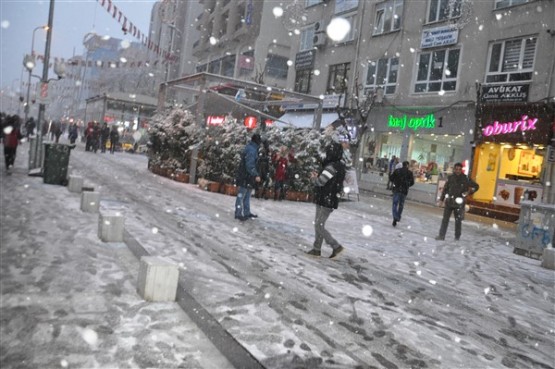 Kar Yağışı, Uşak'ta Renkli Görüntülere Sahne Oldu!