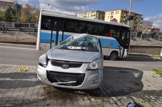 Aniden Dönüş Yapan Otomobil Sürücüsü Önce Ağacı Devirdi Sonra da Takla Attı! 1 Yaralı!