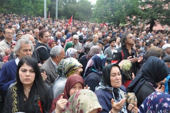 Uşak'ta mahşeri kalabalık şehidini toprağa verirken adeta bağrına bastı!