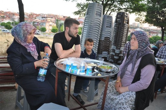 Uşaklı vefakar evlat, iş kazasında hayatını kaybeden annesi için iftar verdi!