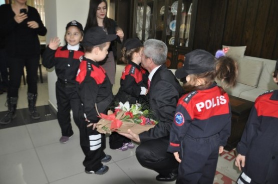 Dev yürekli minikler, Uşak Polisine taziye ziyaretinde bulundu!