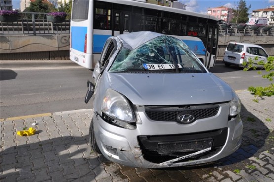 Aniden Dönüş Yapan Otomobil Sürücüsü Önce Ağacı Devirdi Sonra da Takla Attı! 1 Yaralı!