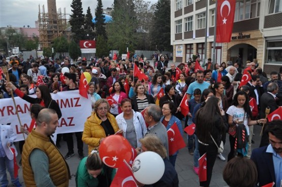 Uşak Halkı 23 Nisan'ı; Fener Alayı İle, Davul Zurna Eşliğinde Yürüyerek, Coşku İçinde Kutladı