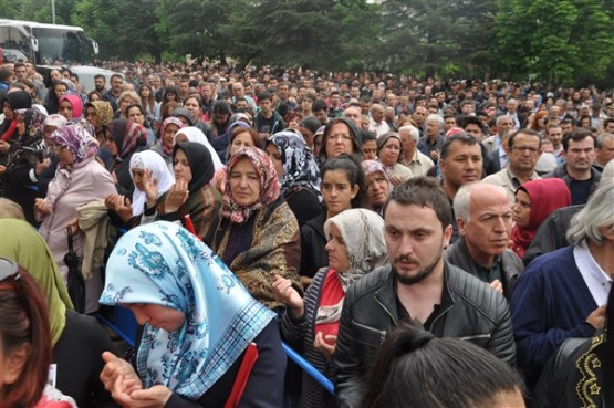 Uşak'ta mahşeri kalabalık şehidini toprağa verirken adeta bağrına bastı!