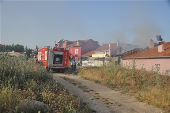 Uşak’ta bir evde çıkan yangın mahalleliyi korkuttu!