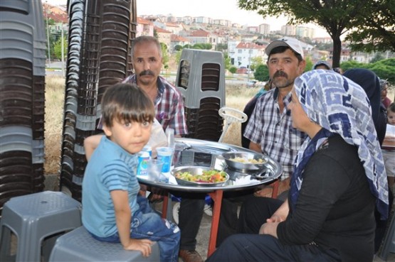 Uşaklı vefakar evlat, iş kazasında hayatını kaybeden annesi için iftar verdi!