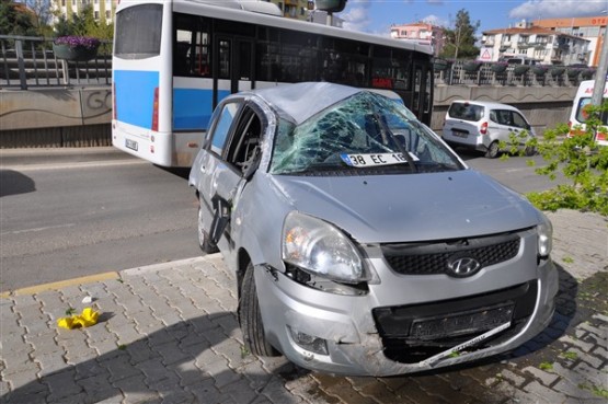 Aniden Dönüş Yapan Otomobil Sürücüsü Önce Ağacı Devirdi Sonra da Takla Attı! 1 Yaralı!