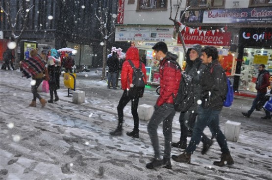 Kar Yağışı, Uşak'ta Renkli Görüntülere Sahne Oldu!