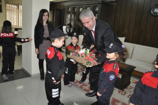 Dev yürekli minikler, Uşak Polisine taziye ziyaretinde bulundu!